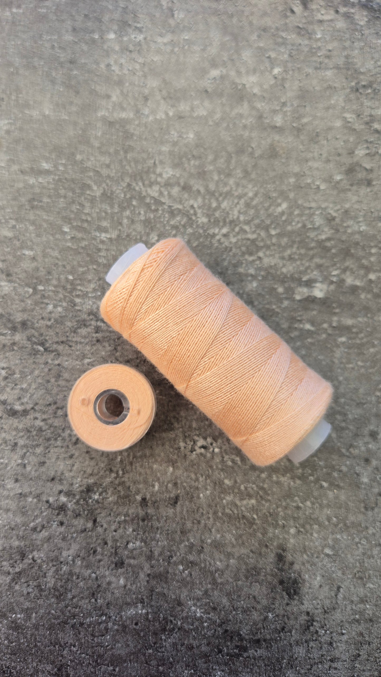 Fil à coudre avec bobine - différentes couleurs