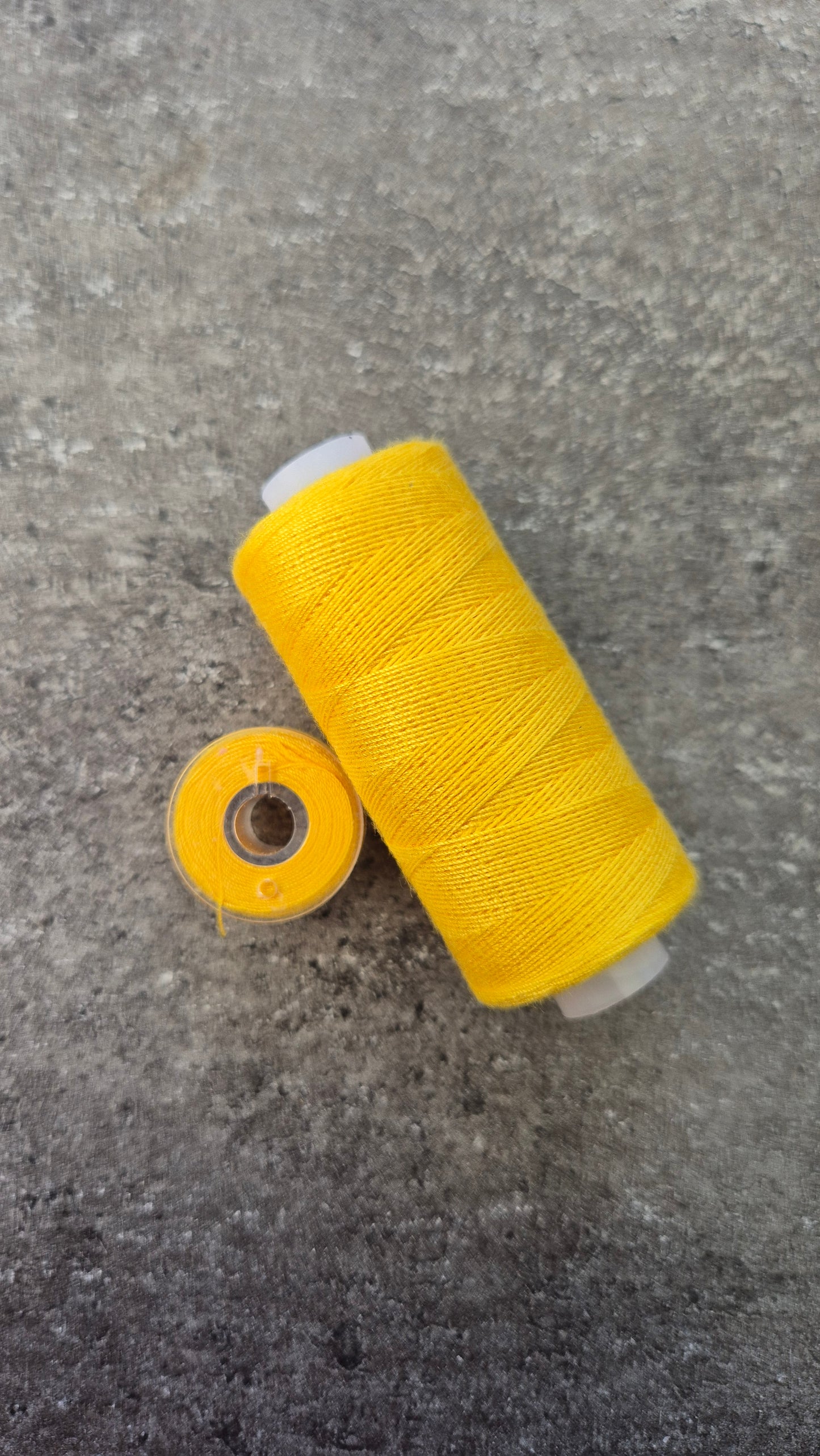 Fil à coudre avec bobine - différentes couleurs