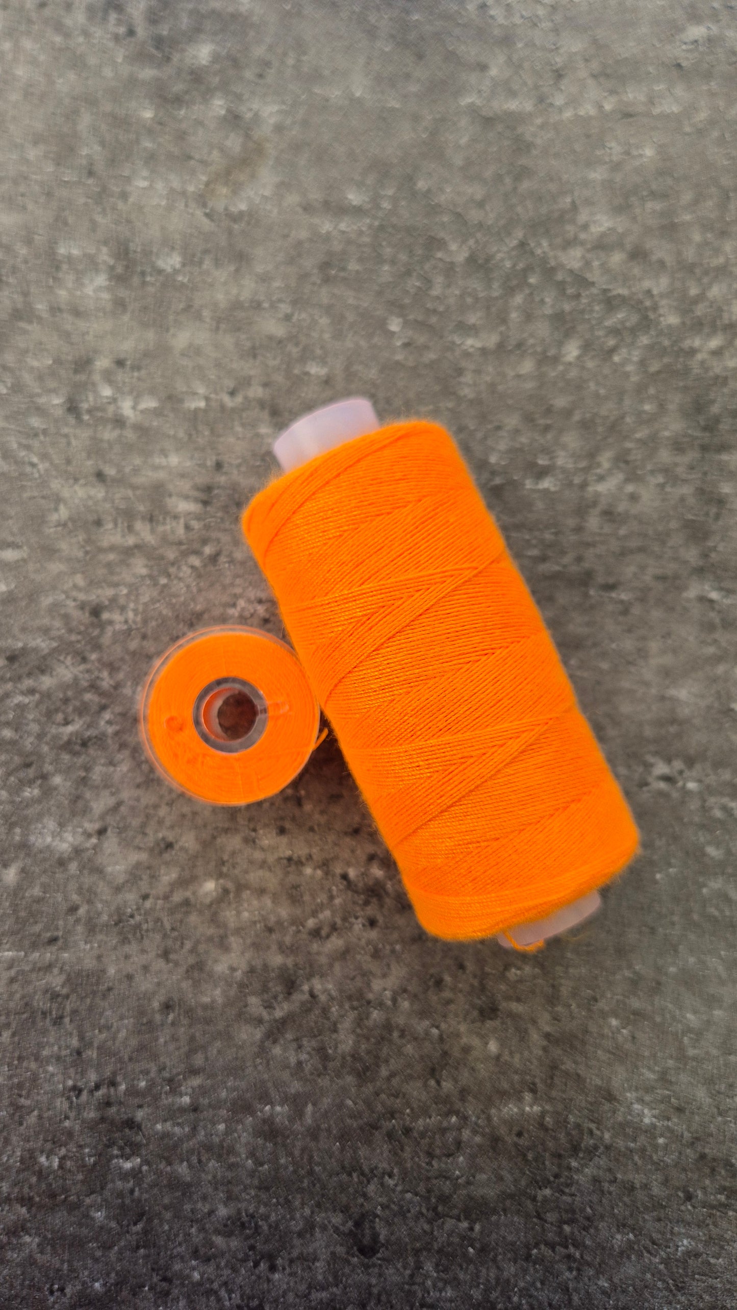 Fil à coudre avec bobine - différentes couleurs