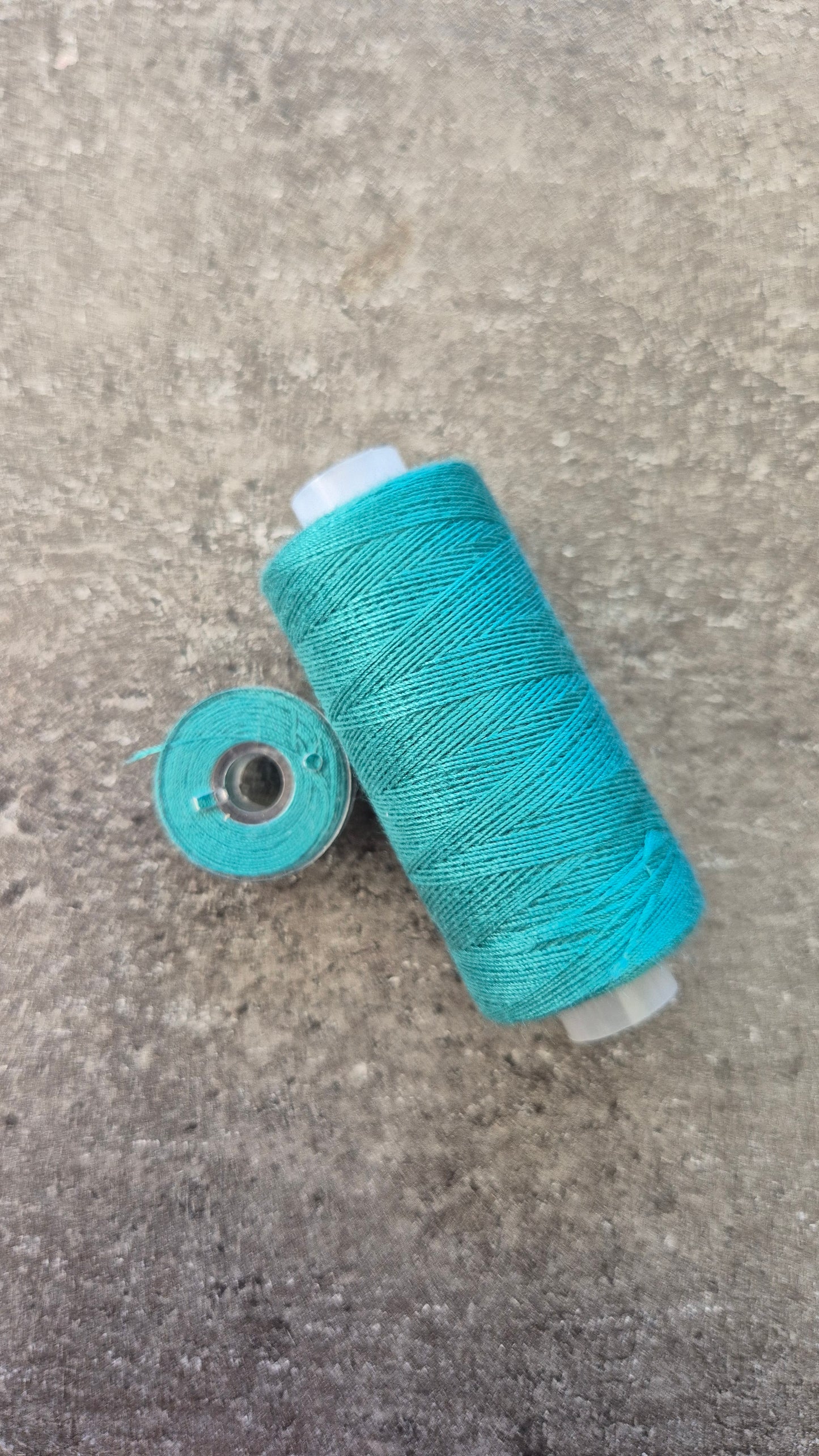 Fil à coudre avec bobine - différentes couleurs