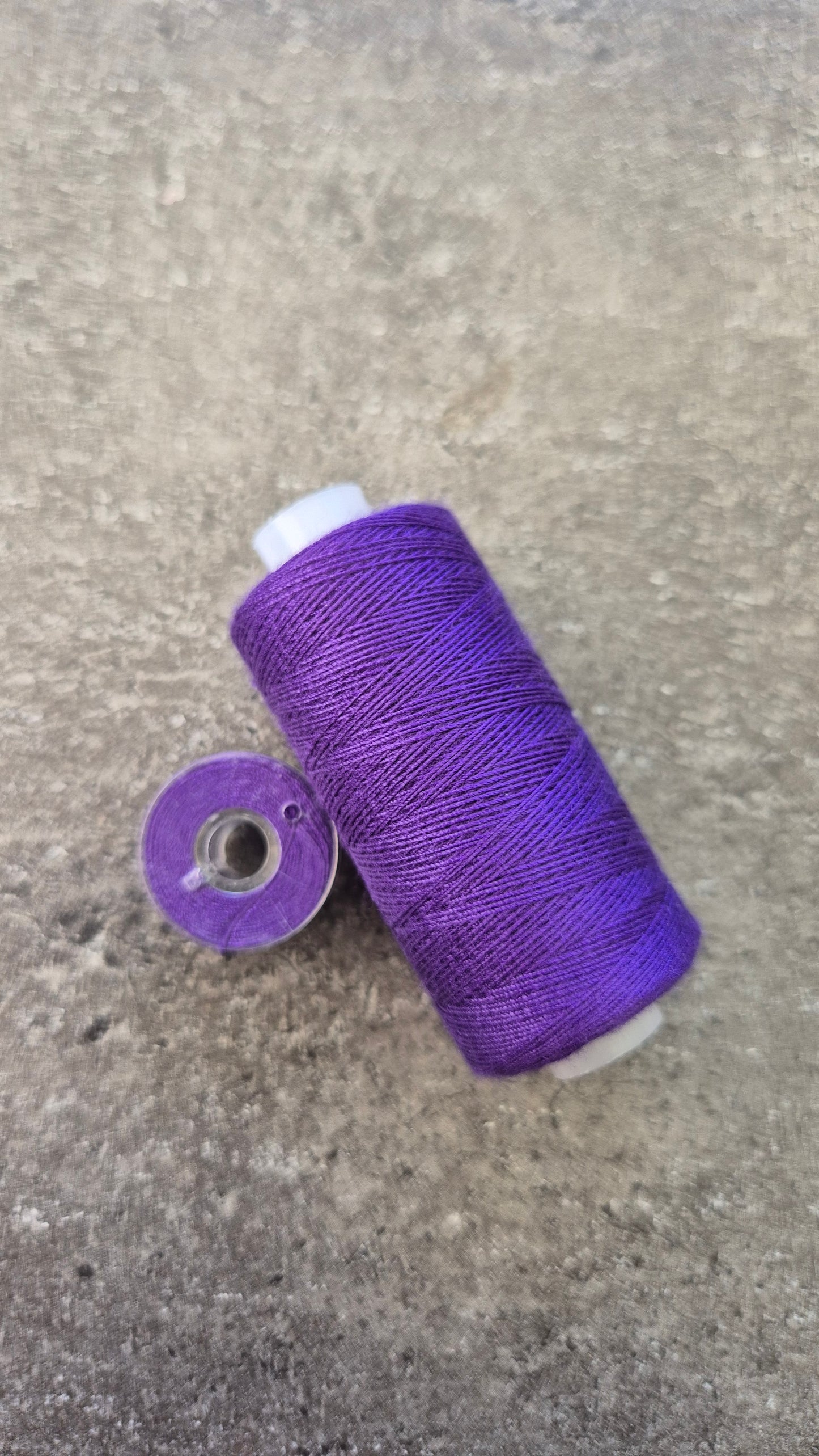 Fil à coudre avec bobine - différentes couleurs