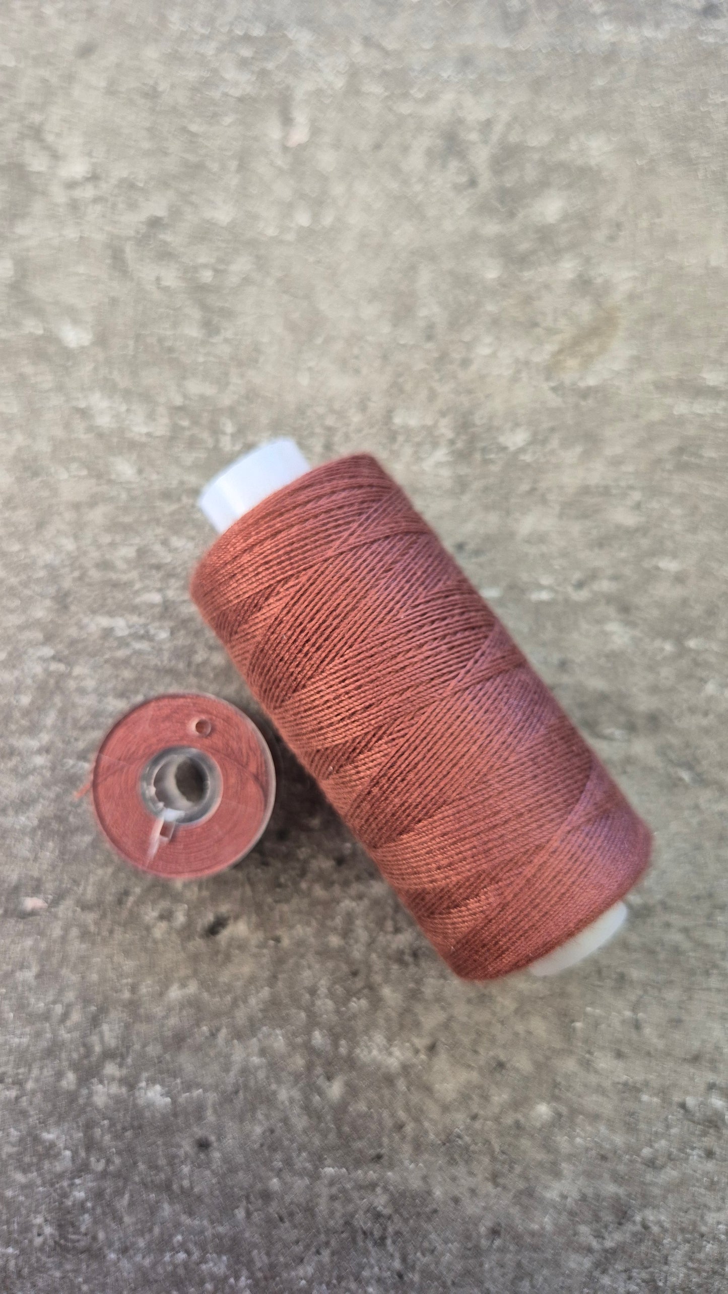 Fil à coudre avec bobine - différentes couleurs